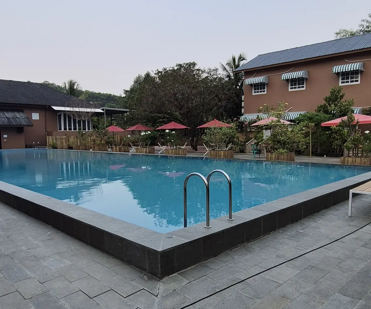 Pool area asli Jagarasa Venue yang dikelilingi pepohonan