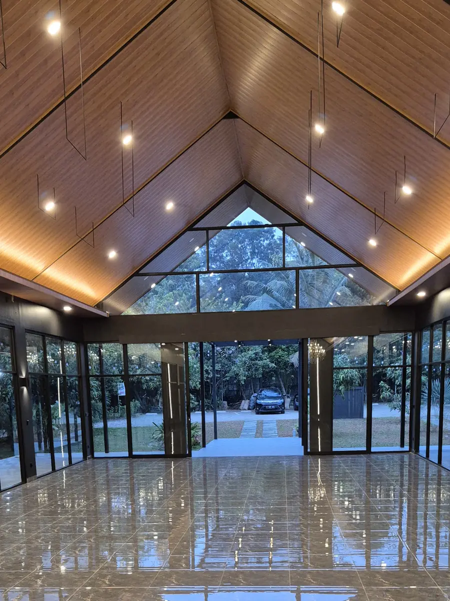 Interior asli Glass House dengan plafon kayu dan chandelier